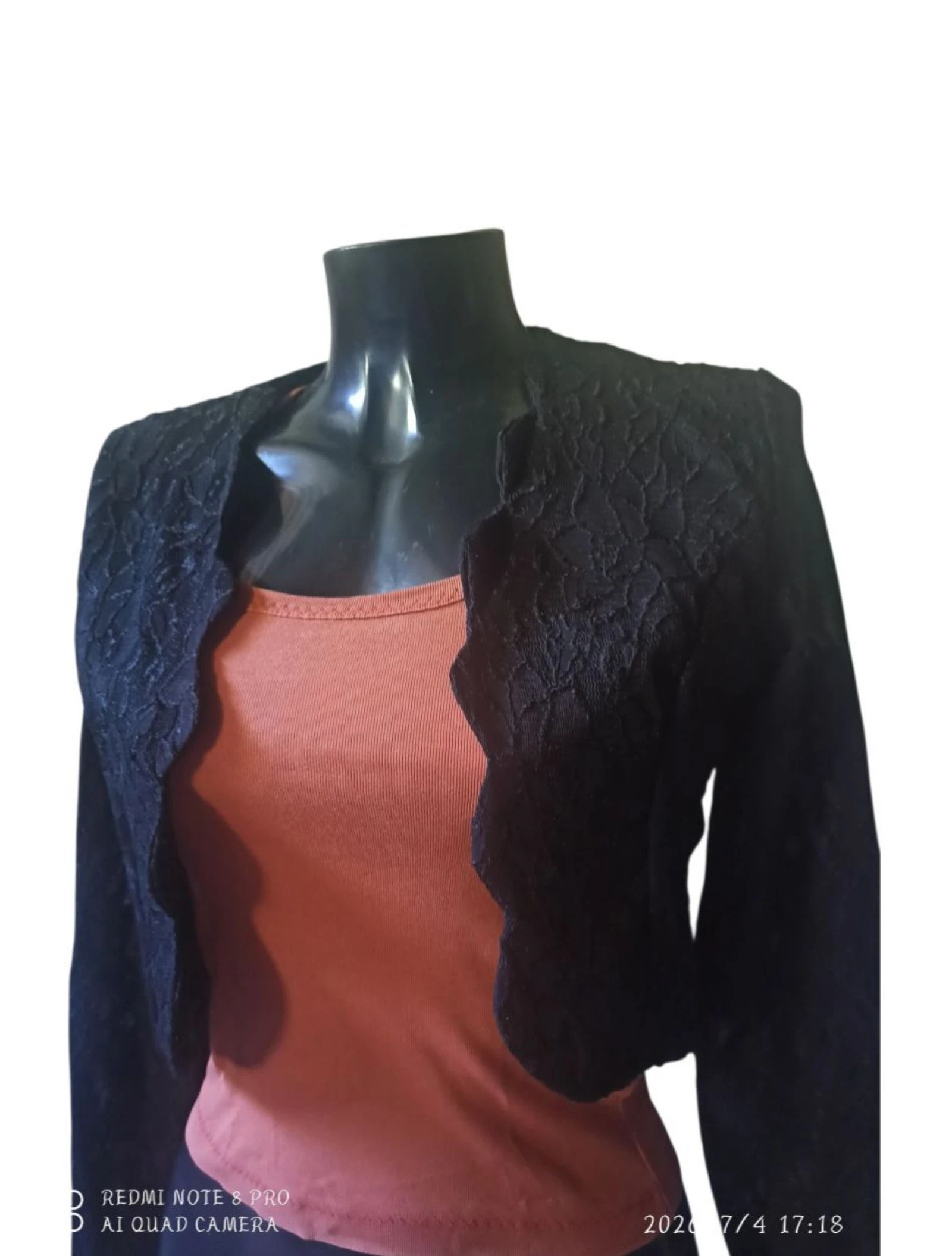 Chaqueta corta de encaje.